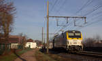 Ein Nachschuss auf die 1904  von SNCB schiebt den IC 2237 von Tongeren(B) nach Gent-Sint-Pieters(B) und kamm aus Richtung Tongeren(B) und fuhr durch Hoeselt(B) in Richtung Hasselt(B).
Aufgenommen von einem Fußgängerweg in Hoeselt(B). 
Bei schönem Winterwetter am kalten Vormittag vom 26.12.2018.