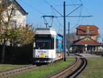 Der  Kusttram  verlässt den Bhf De Haan aan Zee in Richtung De Panne (17. November 2018)