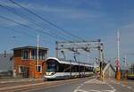 Tw.6156 auf der Fahrt nach De Panne beim Überqueren einer weiteren Zugbrücke in Zeebrügge. (15.06.2022)