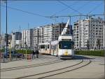 Eine Straenbahneinheit von  de Kusttram  fhrt am 14.09.08 am Yachthafen von Oostende entlang, bevor sie die Haltestelle Oostende Station erreicht. (Hans)