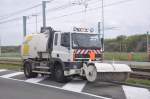 Zweiwege Kehrmaschine 7827 DAF CF 65.210 mit Aufbau von Johnston-Beam eingesetzt dürch De Lijn Kusttram, aufgenommen 03.06.2015 am Haltestelle Blankenberge Duinse Polders 