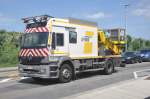 Oberleitungsmontagefahrzeug MB Atego mit Aufbau Hilton OMF 3T-90 von De Lijn, aufgenommen 17.07.2015 am Haltestelle Blankenberge Sealife-Floreal 