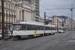 De Lijn Antwerpen PCC7061 auf Linie 24 und PCC7042 auf Linie 12, aufgenommen 13.05.2017 am Frankrijklei, noch bis Anfang Juni fahren die Strassenbahnwagen auf diese temporäre Abschnitt