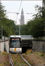 Im Hintergrund der Turm der Liebfrauenkathedrale -    Hier blickt man von Westen auf den 123 Meter hohen Turm.