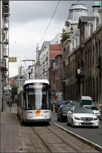 . Moderne Bahn in altem Umfeld -

Auch die Linie 10 befährt die Schleifenstrecke zum Melkmarkt. Auf dieser Linie verkehren die neuen Bomabardier Flexity 2 Albatros-Trams. Die Linie 10 soll aber bald die zweite Pre-Metro-Achse befahren und wird dann südlich der U-Station Opera in die Frankrjiklei wieder die Oberfläche erreichen und dann nach Südwesten weiterfahren. Vielleicht befährt dann die Linie 24 dies Schleifenstrecke, wenn sie nicht ebenfalls in den Tunnel verlegt wird.

18.06.2018 (M)