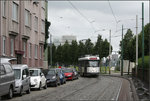 . Oberirdisch verblieben -

Vier Linien aus dem Nordosten von Antwerpen fahren im Jahre 2007 eröffneten Pre-Metro-Tunnelast ins Zentrum. Die Linie 12 ab fährt etwas weiter nördlich zu diesem Tunnel aber weiterhin oberirdisch durch die Stadt. Hier fährt eine PCC-Tram in der Halenstraat stadtauswärts.