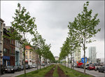 . Straßenbahnbild ohne Schienen und Bahn -

Beim Ausbau der Londenstraat wurde die Anlage einer zweigleisigen Straßenbahnstrecke in Straßenmitte gleich mit berücksichtigt und zunächst begrünt. Zur Zeit wird das nördlich der Innenstadt liegende Hafengebiet städtebaulich entwickelt. Dazu gehört auch der Neubau von ca. 10 km oberirdischer Straßenbahn-Neubaustrecken. 

Zum einen wird die Strecke vom Endpunkt der Linie 7 (Sint-Pietersvliet) verlängert, zum anderen eine Strecke vom Rooseveltplaats nach Norden gebaut, die in der diesen Fotostandpunktes aufeinander treffen. Weiter geht es entlang der Noorderlann bis zur Autobahn kurz vor Ekeren. Auf diesem Abschnitt liegen auch schon Schienen.

Eine Zweigstrecke wird von der Londenstraat östlich des Kattendijkdoks auch in Nordrichtung bis zu einer Wendeschleife an dem noch nicht ganz fertigen, spektakulären Zaha Hadid-Baus errichtet.

19.06.2016 (M)

ieser Straße