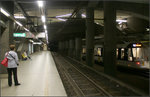 Etwas dunkel -    Die Bahnsteigebene der Pre-Metro Station Van Eden auf dem Linkerover in Antwerpen.