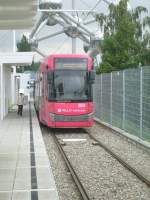 Hier steht eine Tram als Linie 22 nach Vanderkindere in der Starthaltestelle Heysel am 6.09.. Auch hier ist im Hintergrund das Atomium zu sehen.