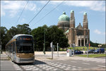 . Tram an der fünftgrößten Kirche der Welt -

In Koeckelberg (Brüssel) passiert eine Flexity Outlook Tram auf der Linie 19 die Nationalbasilika des Heiligen Herzens, eine riesige Kirche die von 1905 bis 1970 im Art-Deco-Stil errichtet wurde. Von der Terrasse unterhalb der großen Kuppel hat man übrigens einen wunderbaren Blick über die Hauptstadtregion von Brüssel.

23.06.2013 (M)