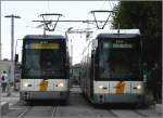 Am 13.09.08 warten die Straenbahnwagen N 6323 und 6303 an der Haltestelle Sint-Pietersstation in Gent auf ihre jeweilige Abfahrt, Linie 22 zum Stadtteil Zwijnaardebrug und Linie 4 zum Viertel