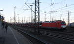 186 340-6 DB-Schenker steht in Aachen-West mit einem Autozug und wartet auf die Abfahrt nach Belgien.
Aufgenommen vom Bahnsteig in Aachen-West.
Am Nachmittag vom 22.11.2017.