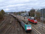 Die Cobra 2835 fährt mit einem Kesselzug aus Ludwigshafen-BASF nach Antwerpen-BASF(B) bei der Ausfahrt aus Aachen-West in Richtung Montzen/Belgien. 
Aufgenommen von der Brücke Turmstraße. 
Bei Wolken am Nachmittag vom 24.1.2018.
Und das ist mein 7900tes Bahnbild bei http://WWW.Bahnbilder de