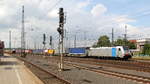 186 446-1  von Lineas/Railpool l fährt mit einem Containerzug aus Gallarate(I) nach  Antwerpen-Noord(B) ufgenommen bei der Ausfahrt aus Aachen-West in Richtung Montzen/Belgien. Aufgenommen vom Bahnsteig in Aachen-West. 
Bei Sommerwetter am Nachmittag vom 28.7.2018.