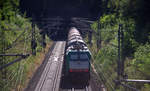 Ein Nachschuss auf die 186 206 von Railtraxx fährt als Schubhilfe sie schiebt einem gemischten Güterzug us Linz Voestalpine(A) nach Antwerpen-Waaslandhaven(B) aus Aachen-West nach Belgien bis zum Gemmenicher-Tunnel. 
Vorne fährt die Class 66 266 118-9 von Railtraxx.
Aufgenommen in Reinartzkehl an der Montzenroute. 
Bei Sommerwetter am Nachmittag vom 5.8.2018.