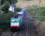 186 206 von Railtraxx kommt die Gemmenicher-Rampe hochgefahren aus Aachen-West mit einem  Containerzug aus Püspökladány(H) nach Zeebrugge-Ramskapelle(B) und fährt gleich in den