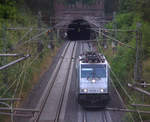 186 299-4 von Lineas/Railpool kommt als Lokzug aus Belgien nach Aachen-West und kam aus dem  falschen Gleis aus dem Gemmenicher-Tunnel raus und fährt die Gemmenicher-Rampe herunter nach Aachen-West. 
Aufgenommen bei Reinartzkehl an der Montzenroute. 
Am Abend vom 8.8.2018.