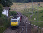 186 319-0 der Euro-Cargo-Rail l kommt aus Richtung Aachen-West und fährt die Gemmenicher-Rampe hoch mit einem Schrottzug aus Köln-Kalk(D) nach Genk-Goederen(B)  und am Ende fährt 185 235-9 DB als Schubhilfe bis zum Gemmenicher-Tunnel. 
Aufgenommen in Reinartzkehl an der Montzenroute. 
Am Abend vom 8.8.2018.