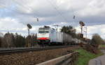 186 497-4 von Lineas/Railpool kommt aus Richtung Aachen-West und fährt die Gemmenicher-Rampe hoch mit einem langen Containerzug aus Gallarate(I) nach Antwerpen-Combinant(B) und fährt in