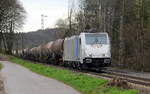 186 253-1 von Lineas/Railpool kommt die Gemmenicher-Rampe herunter nach Aachen-West mit einem langen Kesselzug aus Antwerpen-BASF nach Ludwigshafen-BASF(D). Aufgenommen an der Montzenroute am Gemmenicher-Weg.
Bei Regenwolken am Mittag vom 6.3.2019.