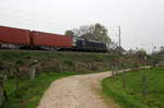 182 528-0 von MRCE/Crossrail fährt als Schubhilfe sie schiebt einem langen MSC-Containerzug aus Germersheim(D) nach Antwerpen-Krommenhoek(B)  bis zum Gemmenicher-Tunnel. 
Vorne fährt die Class 66 PB13 von Beacon-Rail.
Aufgenommen von einem Weg in Reinartzkehl. 
Am Nachmittag vom 9.4.2019.  