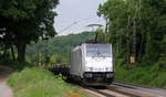 186 296-0 von Lineas/Railpool kommt die Gemmenicher-Rampe herunter nach Aachen-West mit einem Coilleerzug aus Kinkempois(B) nach Duisburg-Wedau(D). 
Aufgenommen an der Montzenroute am Gemmenicher-Weg. 
Bei Sonne und Regenwolken am Nachmittag vom 26.5.2019. 