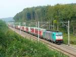 Cobra-Lok 2810 zieht einen langen LKW-Zug von Aachen-West kommend auf dem leicht abschssigen Stck zwischen dem Gemmenicher Tunnel und Moresnet. Aufgenommen am 20/09/2009. 