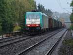 Die Cobra E186 196 zieht einen gem. Gterzug bei herbstlichen Wetter die Rampe von Aachen West zum Gemmenicher Tunnel hoch. Bei den verschmierten Schienen und der Steigung keine einfache Aufgabe. Hier hilft nur Sand und Feingefhl des TF.