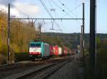 Spot auf die Lok. Cobra-Lok erhaschte einen der letzten Sonnenstrahlen, als sie an der Blockstelle von Remersdael mit diesen Containerzug vorbeizog. Aufgeommen am 25/10/2009.