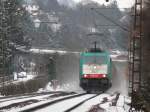 Cobra-Lok 2827 kommt hier auf dem  falschen  Gleis die Steigung am Gemmenicher Weg hochgefahren in Richtung Montzen. Nochmals Danke an Mario fr den guten Fototipp. Aufgenommen am 13/02/2010.