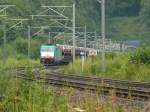 Cobra-Lok 2808 mit einem langen Autoganzzug auf der Abfahrt hinter der belgischen Grenze. Whrend die Lok die erste Kurve erreicht, ist der hintere Teil des Zuges noch im Gemmenicher Tunnel. Aufgenommen am 28/07/2010 in Gemmenich/Botzelaer.