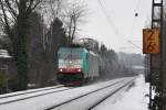 Ohne Schubhilfe zieht Cobra-Lok 2807 einen langen Kesselwagenzug die steile Rampe am Gemmenicher Weg hinauf in Richtung Montzen.