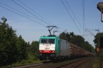 Die Cobra 2804 grt mit Hupe und fhrt weiter mit einem gemischten Gterzug aus Kln-Gremberg nach Antwerpen-Noord(B) aus Richtung Aachen-West bei schnem Sonnenschein.