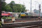 Die Class 66 PB15 von Ascendos Rail Leasing fhrt mit einem Containerzug mit viel Gas von Aachen-West nach Belgien bei Wolken.