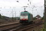 Die Cobra 2837 rangiert in Aachen-West bei Sonne und Wolken im Hintergund stehen abgestellt zwei Class 66 DE6306 und die PB03 von Crossrail.