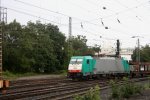 Die Cobra 2809 kommt mit einem Autolleerzug aus Belgien und fhrt in Aachen-West bei Regenwetter.