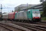 Die Cobra 2822 kommt mit einem gemischten Gterzug aus Antwerpen-Noord nach Kln-Gremberg und fhrt in Aachen-West ein bei Wolken.
13.8.2011