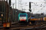 Die Cobra 2808 fhrt mit einem Containerzug von Aachen-West nach Belgien und im Hintergund steht eine Class 66 DE6306 von DLC Railways steht mit einem Silozug und wartet auf die Abfahrt nach Belgien.