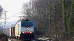 Die Cobra 2817 kommt  bei Schnee mit einem gemischten Gterzug aus Belgien die Rampe runter gerauscht in Richtung Aachen-West bei Schnee.