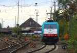 Ein Nachschuss von der Cobra 2834 kommt als Lokzug aus Belgien und fhrt in Aachen-West ein.
Und im Hintergrund stehen Zwei Class 66 PB15 von Railtraxx BVBA und die DE6302 von DLC Railways bei Wolken am 14.10.2012.