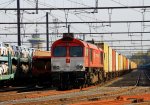 Die Class 66 DE6312  Alix  von Crossrail steht in Montzen-Gare(B) mit einem sehr langen MSC-Containerzug bei Goldenem Oktoberwetter am 21.10.2012. 