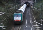 Die Cobra 2804 kommt aus dem Gemmenicher-Tunnel mit einem Kalkzug aus Hermalle-Huy(B) nach Oberhausen und fhrt die Gemmenicher-Rampe herunter nach Aachen-West bei schnem Herbstwetter.
Aufgenommen bei Reinartzkehl am 31.10.2012. 