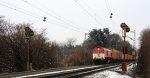 Die Class 66 DE6302  Federica  von Crossrail kommt mit einem P&O Ferrymasters Containerzug von Aachen-West nach Zeebrugge(B) und fhrt die Gemmenicher-Rampe hoch nach Belgien.
Aufgenommen am Gemmenicher-Weg bei Schnee am eiskalten 18.1.2013.