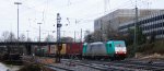 Die Cobra 2833 von Railtraxx kommt aus Richtung Montzen/Belgien mit einem langen KLV-Containerzug aus Genk-Goederen(B) nach Frankfurt-Hchstadt und fhrt in Aachen-West ein bei Regenwetter am