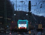 Die Cobra 2833 von Railtraxx rangiert in Aachen-West bei Regenwetter und in der Abendstimmung am 1.2.2013.