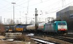 Die Cobra 2815 kommt mit einem langen gemischten Gterzug aus Antwerpen-Noord(B) nach Kln-Gremberg und fhrt in Aachen-West ein.
Und im Hintergrund steht eine Class 66 DE6309 von DLC Railways auf dem Abstellgleis in Aachen-West bein schnem Sonnenschein am 2.3.2013.