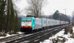 Die Cobra 2834 kommt bei Schnee die Gemmenicher-Rampe hoch von Aachen-West und fhrt in Richtung Montzen/Belgien mit einem  einem langen Maersk-Containerzug aus Leipzig nach Antwerpen(B) bei Wolken am