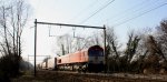 Die Class 66 PB13  Ilse  von Crossrail kommt aus Richtung Vise mit einem langen Containerzug aus Genk-Zuid-Haven(B) nach Gallarate(I) und fhrt in Richtung Montzen,Aachen-West.