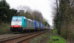 Die Cobra 2806 kommt die Gemmenicher-Rampe hoch mit einem langen Containerzug aus Aachen-West in Richtung Montzen(B). 
Aufgenommen auf der Montzenroute am Gemmenicher-Weg bei Wolken am 21.4.2013.