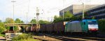 186 123 von Railtraxx kommt aus Richtung Montzen/Belgien mit einem langen KLV-Containerzug aus Genk-Goederen(B) nach Frankfurt-Höchstadt und fährt in Aachen-West ein bei schönem